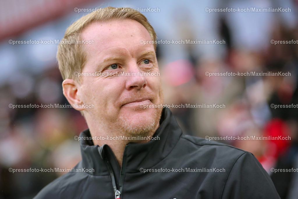 RWE06012402105 | 06.01.2024, Essen, Fußball, Herren, Stadion an der Hafenstraße, Testspiel, Rot-Weiss Essen – 1. FC Köln:  Der neue Cheftrainer Timo Schultz (1.FC Köln) bei seinem ersten Spiel für den Kölner FC. 
DFB regulations prohibit any use of photographs as image sequences and or quasi-video.
