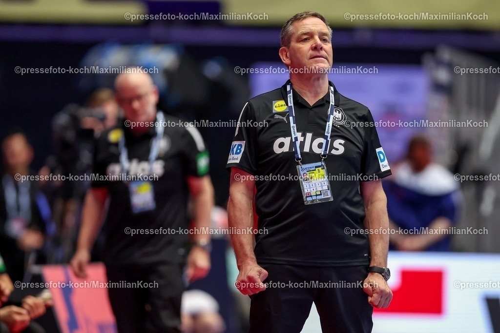 EHF19012602186 | 19.01.2026, Handball, Men's EHF EURO 2026, Deutschland - Spanien, Jyske Bank Boxen in Herning, Dänemark, Preliminary Round: Headcoach Alfred Gislason (Germany #hc) gestikulierend am Spielfeldrand  