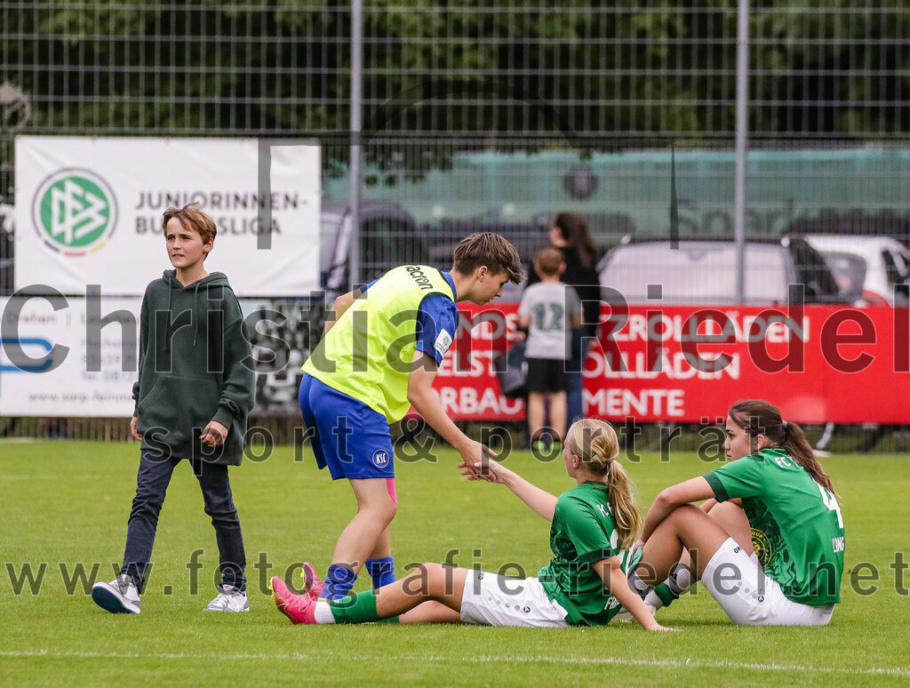 2023-10-07_104_FC_Forstern_gegen_Karlsruher_SC | Forstern, Deutschland, 07.10.2023:
Fußball, B-Juniorinnen-Bundesliga Süd 2023 / 2024, 4. Spieltag, FC Forstern gegen Karlsruher SC, Endergebnis: 1:1

Teresa Frizberg (FC Forstern, #28), Veronika Lang (FC Forstern, #4)

Foto: Christian Riedel / fotografie-riedel.net