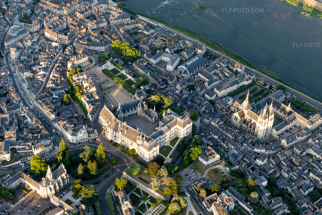 Aerial view: View of the town in Blois in the state Loir et Cher, France. – Photo: IMG_101034.jpg taken on 06/23/2017 by Werner Riehm/FLY-FOTO.com – Resolution of the original: 4759 x 3172 px