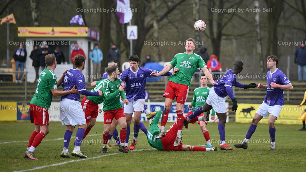 VfR Neumünster vs MTSV Hohenwestedt | Fabian Engbrecht (MTSV #8) klärt eine Ecke / Fußball-Oberliga Männer 2024/2025 / VfR Neumünster vs MTSV Hohenwestedt / VfR-Stadion / Neumünster / 16.03.25 - Realisiert mit Pictrs.com