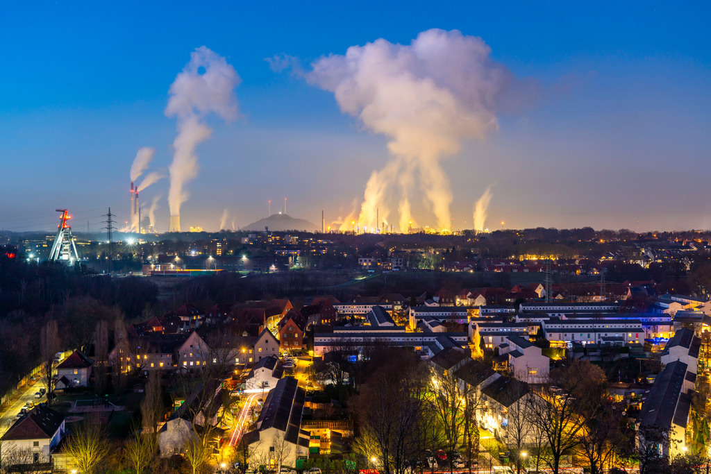 JT-220110 | UNIPER Kohlekraftwerk Gelsenkirchen-Scholven, Kraftwerksblöcke und Kühltürme, Fördergerüst der ehemaligen Steinkohlenzeche Hugo, Schacht 2, Halde Scholven mit 2 Windkraftanlagen, rechts Ruhr Oel GmbH - BP Gelsenkirchen, Raffinerie, im Vordergrund der Ortsteil Gelsenkirchen-Buer, NRW, Deutschland,  - Realisiert mit Pictrs.com