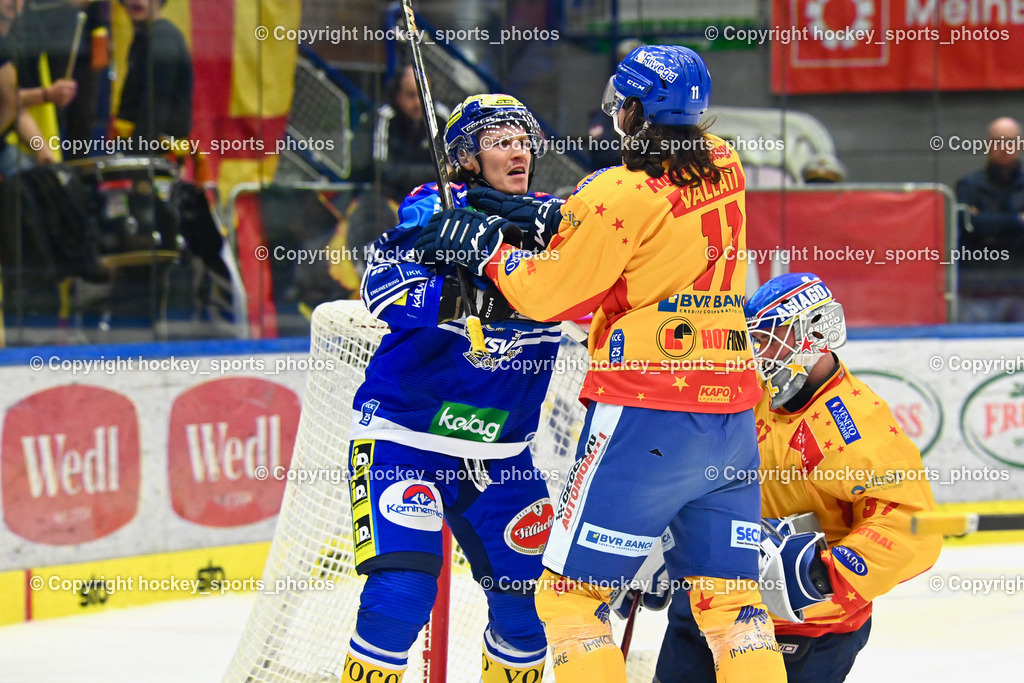 EC IDM Wärmepumpen VSV vs. MIGROSS SUPERMERCATI ASIAGO HOCKEY | #81 RICHTER Marco EC VSV, #11 Vallati Giovanni Luigi Domenico ASIAGO HOCKEY, #37 Fazio Justin ASIAGO HOCKEY, EC IDM Wärmepumpen VSV vs. MIGROSS SUPERMERCATI ASIAGO HOCKEY, EC IDM Wärmepumpen VSV vs. MIGROSS SUPERMERCATI ASIAGO HOCKEY am 03.11.2024 in Villach (Stadthalle Villach), Austria, (Photo by Bernd Stefan)