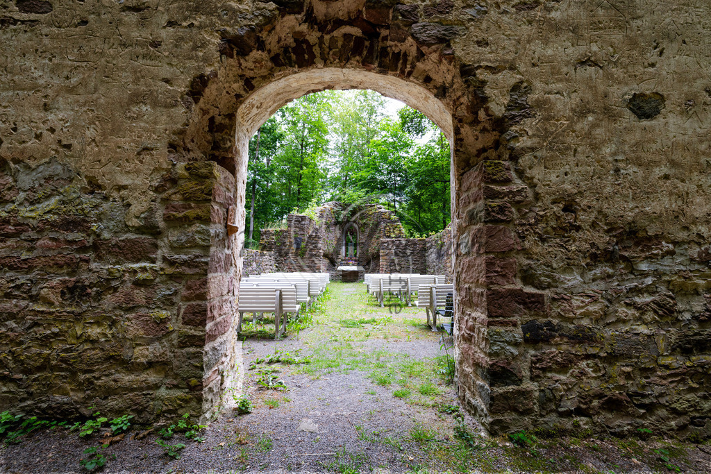 Kapelle zu unserer lieben Frau im Walde,  Katharinenkapelle im Tal | Im Wald zwischen Hardheim und Dornberg liegt inmitten hoher Buchen- und Ahornbäumen die Kappelruine. Sie wurde zu Anfang des 15. Jahrhunderts von den Herren zu Hardheim gestiftet und hieß ursprünglich "Kapelle zu unserer lieben Frau im Walde", später 'Katharinenkapelle im Tal'. Der letzte Gottesdienst fand 1557 statt.

In der Nähe der Kapelle lag eine Einsiedelei. 1768 ließ man den Eremiten entfernen und das Kirchlein, das lange Zeit als Wallfahrtsstätte gedient hatte, zerfiel zusehends.

Unweit des Dorfs befindet sich im Laubwald die Ruine der „Kappel“, einer ehemaligen Einsiedelei-Kapelle „zu unserer lieben Frau im Walde“. ♁⊙ Diese wurde Anfang des 15. Jahrhunderts von den Junkern von Hardheim erbaut und später zusätzlich der Heiligen Katharina geweiht; daher auch ihr späterer Name „Katharinenkapelle im Tale“. Die erstmalige urkundliche Erwähnung findet sich in einer Urkunde aus dem Jahr 1418, in der Heinrich von Riedern der Kapelle Abgaben zuweist. In der Kapelle fanden Samstagsmessen für die Dornberger statt, die ein Hardheimer Pfarrer bis 1557 abhielt, bis ein Priestermangel dazu führte, dass ein Höpfinger Pfarrer dieses Amt übernahm. Während der Reformation verbreitete der Höpfinger Pfarrer, welcher protestantisch war, hier auch die Lehre Luthers. Während der Gegenreformation wurde die Kapelle zum Ziel von Wallfahrern aus Hundheim, Hardheim und Höpfingen. Am 1. Januar 1791 erteilte der Bischof von Würzburg, Franz Ludwig von Erthal, die Erlaubnis, die Kapelle zu „demolieren“. Das Dach wurde abgetragen, um so das Bauwerk dem Verfall preiszugegeben. Die mehr als mannshohen Außenmauern sind verblieben. Seit den 1960er Jahren finden dort wieder eine Marienverehrung und gelegentliche Gottesdienste statt. Der Brunnen der ehemaligen Einsiedelei wurde 1986 freigelegt.  - Realisiert mit Pictrs.com