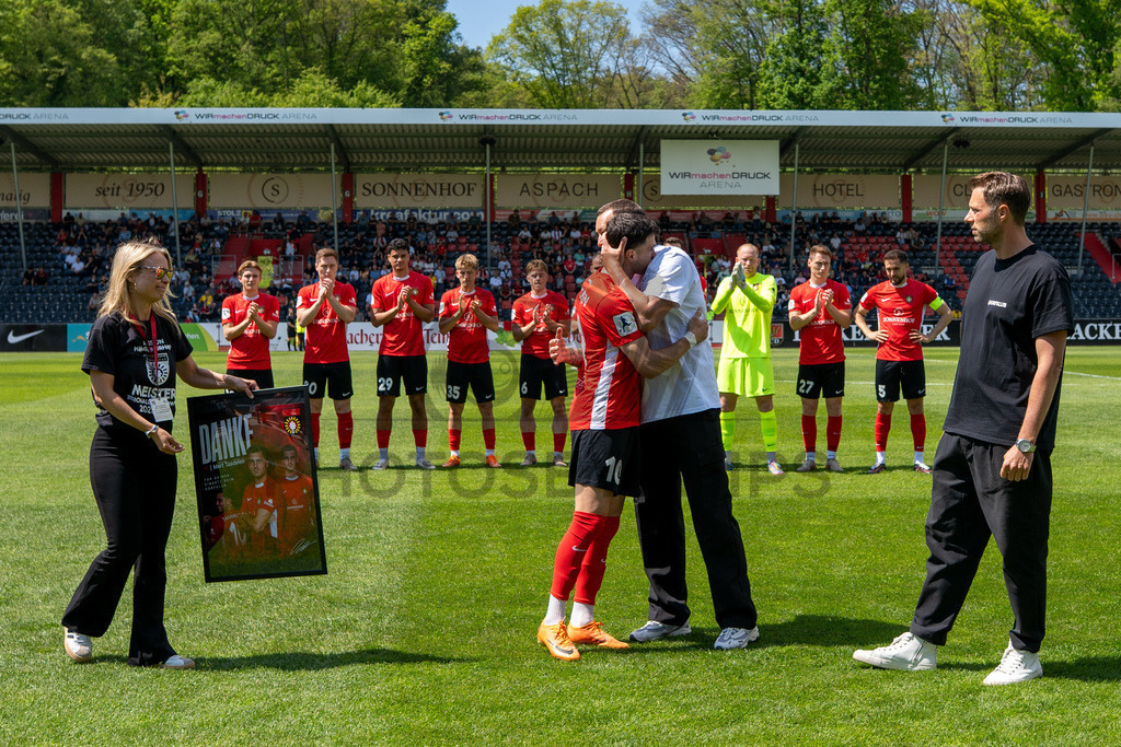 SG Sonnenhof Großaspach vs. SG Barockstadt Fulda-Lehnerz, Fussball, Regionalliga Suedwest, 33. Spieltag, 09.05.2026 | Mert Tasdelen (SG Sonnenhof Großaspach, #10) wird von Julian Schieber (sportilicher Leiter SG Sonnenhof Großaspach) und Michael Ferber (Vorstand Sport, SG Sonnenhof Großaspach), verabschiedet,SG Sonnenhof Großaspach vs. SG Barockstadt Fulda-Lehnerz, Fussball, Regionalliga Suedwest, 33. Spieltag, 09.05.2026