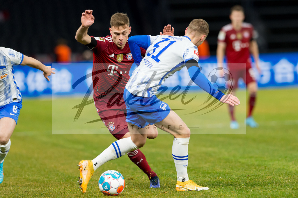 BSCFCB20220123_258 | Fussball, Herren: Joshua Kimmich (FC Bayern Muenchen) und Marton Dardai (Hertha BSC) im Zweikampf bei dem Spiel der 1. Bundesliga zwischen Hertha BSC und FC Bayern Muenchen im Olypiastadion am 23.01.2022 in Berlin, Deutschland.DFB / DFL REGULATIONS PROHIBIT ANY USE OF PHOTOGRAPHS AS IMAGE SEQUENCES AND/OR QUASI-VIDEO. - Realisiert mit Pictrs.com