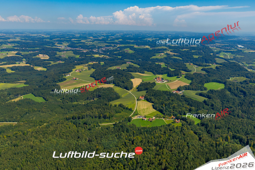 Das Luftbild zeigt : Berg Reischach - Die Luftaufnahme wurde 2024 vom UL-Flugzeug aus erstellt ( keine Drohne ) - Hochauflösende Luftaufnahme - Für grossformatige Ausdrucke geeignet. Die Geschenkidee !Mit Lizenz und Bildrechte bestellbar
