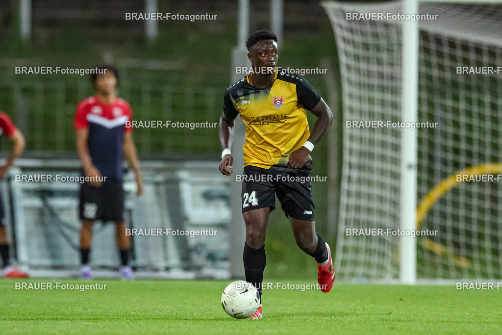 SB_KFCBAU_20250815_5397.JPG -  - KFC Uerdingen - SF Baumberg - Oberliga Niederrhein | Krefeld, Deutschland, 15.08.25: Kingsley Helmut Marcinek (KFC Uerdingen) in Aktion, am Ball, Einzelaktion während des Oberliga Niederrhein Spiels zwischen KFC Uerdingen - SF Baumberg in der Grotenburg Stadion am 15. August 2025 in Krefeld, Deutschland. (Foto von Stefan Brauer/Brauer-Fotoagentur)