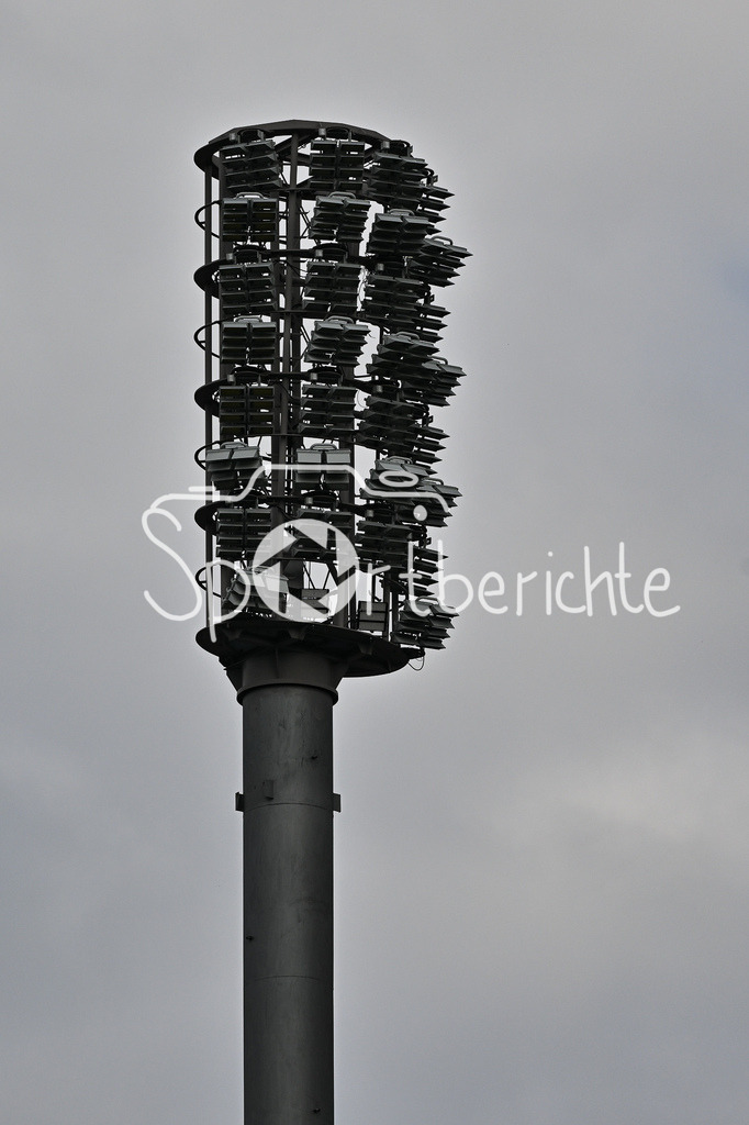 FC Bayern Amateure - FC Würzburger Kickers | Das Flutlicht im Grünwalder Stadion von München / Flutlichtmasten / Symbolbild / Regionalliga Bayern: FC Bayern Amateure - FC Würzburger Kickers; Grünwalder Stadion am 27.09.2025