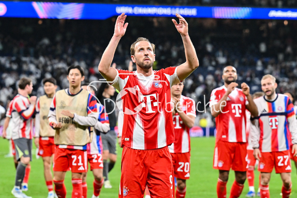 Real Madrid - FC Bayern München | MADRID, SPAIN - 07. APRIL: Bayern Munich celebrating with the Fans after the UEFA Champions League match between Real Madrid vs. FC Bayern Munich on Quarterfinal first leg at Estadio Santiago Bernabeu / Harry KANE (FC Bayern Munich 9)