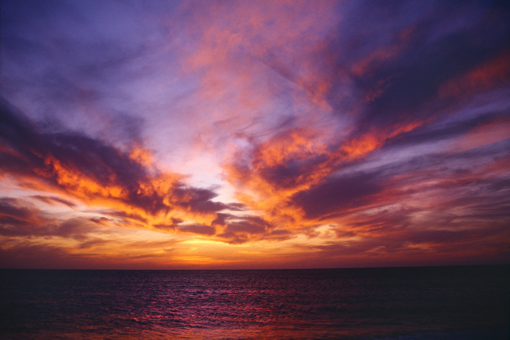 WolkenWort 17_Feuerhimmel | Wolkenwort # 17
Nach Sonnenuntergang im Atlantik, Gran Canaria, Islas Canarias, Januar 1998
Fotoausstellung WOLKENWORTE, Oberbank Salzburg, Am alten Markt 4. 30.5. - 30.6.2006. Eine Veranstaltung der Europagesellschaft Salzburg.