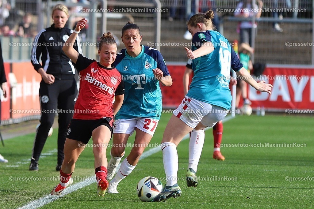 xssc14042501005 | 14.04.2025, xsscx, Frauen Fußball, Bayer 04 Leverkusen - 1. FC Köln, 1. Fußball Bundesliga, Ulrich-Haberland-Stadion, Saison 2024 2025: Cornelia Kramer (Bayer 04 Leverkusen 7) im Zweikampf gegen Laura Feiersinger (1. FC Köln 27) und Lilith Schmidt (1. FC Köln 16) DFB regulations prohibit any use of photographs as image sequences and or quasi-video.