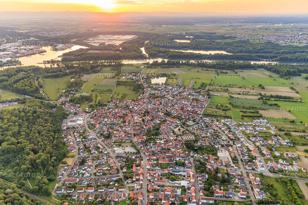 Luftbild: Ortsübersicht von Osten bis zum Rhein bei Sonnenuntergang im Ortsteil Rheinsheim in Philippsburg im Bundesland Baden-Württemberg in Deutschland. Foto: IMG_107493.jpg vom 25.05.2018 durch Werner Riehm/FLY-FOTO.de