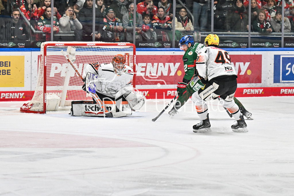 Augsburger Panther - Löwen Frankfurt | AUGSBURG, GERMANY - 16. JANUARY: Mirko PANTKOWSKI (Löwen Frankfurt 30) kann hier einen Alleingang von Joseph CRAMAROSSA (Augsburger Panther 92) halten während dem Match zwischen den Augsburger Panthern und den Löwen Frankfurt am 40. Spieltag der penny DEL im Curt Frenzel Stadion