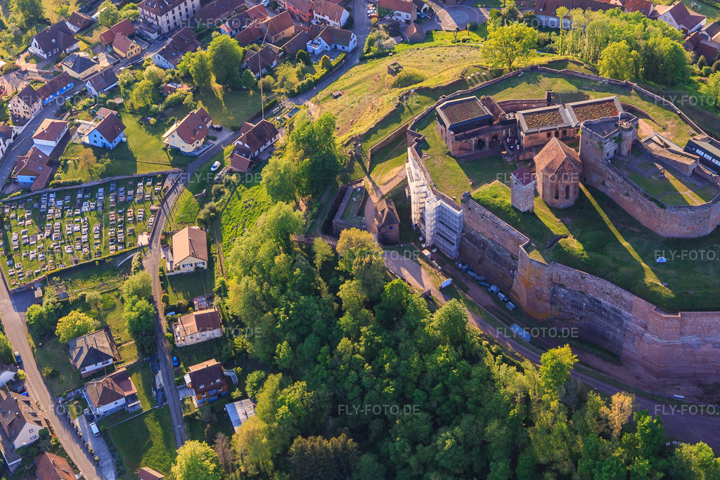Luftbild: Friedhof unterhalb von Château de Lichtenberg aus Norden in Lichtenberg im Bundesland Bas-Rhin in Frankreich. – Foto: IMG_145814.jpg vom 30.04.2025 durch Werner Riehm/FLY-FOTO.de – Auflösung des Originals: 4868 x 3246 px – Visiter le château de Lichtenberg dans les Vosges du Nord - Alsace
