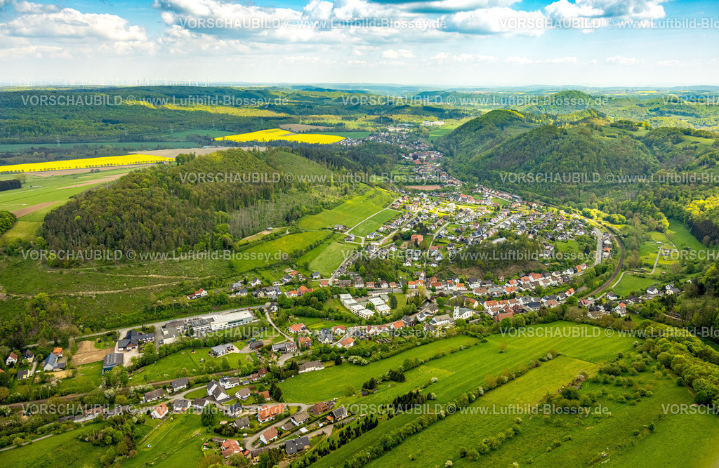 Marsberg240504040Padberg | Luftbild, Wohngebiet Ortsansicht Ortsteil Beringhausen und Bredelar, waldige Hügellandschaft mit Fernsicht, blauer Himmel mit Wolken, Beringhausen, Marsberg, Sauerland, Nordrhein-Westfalen, Deutschland