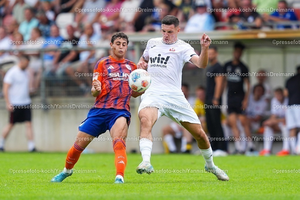 xYDR20072501105 | 20.07.2025, xydrx, Fußball, Rot Weiss Ahlen - FC Schalke 04, Testspiel, Wersestadion: Ayman Emran Gulasi (FC Schalke 04 #34) im Zweikampf gegen Emro Curic (Rot Weiss Ahlen #7)