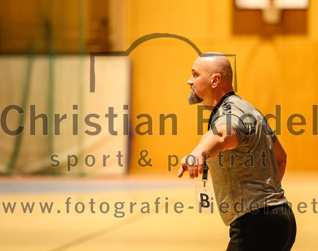 2024-03-09_067_SpVgg_Altenerding_gegen_SVW_Burghausen | Erding, Deutschland, 09.03.2024:
Handball, Bezirksoberliga Männer 2023 / 2024, 18. Spieltag, SpVgg Altenerding gegen SVW Burghausen, Endergebnis: 25:34

Trainer Ivan Meter (SVW Burghausen)

Foto: Christian Riedel / fotografie-riedel.net