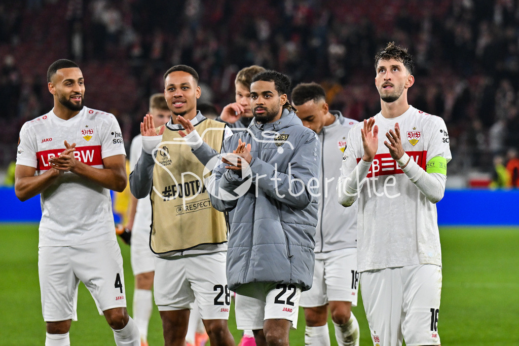 VfB Stuttgart - Maccabi Tel Aviv | STUTTGART, GERMANY - 11. DECEMBER: Das Team der Schwaben feiert den Sieg gegen Tel Aviv zusammen mit den Fans nach dem Match zwischen dem VfB Stuttgart und Maccabi Tel Aviv am 6. Spieltag der UEFA Europa League Ligaphase in der MHP Arena / Josha VAGNOMAN (VfB Stuttgart 4), Nikolas NARTEY (VfB Stuttgart 28), Lorenz ASSIGNON (VfB Stuttgart 22), Jamie LEWELING (VfB Stuttgart 18) und ATAKAN KARAZOR (VFB STUTTGART 16)