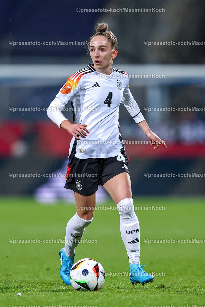 DFB0212240114202236 | 02.12.2024, Fußball Länderspiel Frauen, Deutschland - Italien, Vonovia-Ruhrstadion Bochum, Saison 2024 2025: Sophia Kleinherne (GER #4)DFB regulations prohibit any use of photographs as image sequences and or quasi-video.