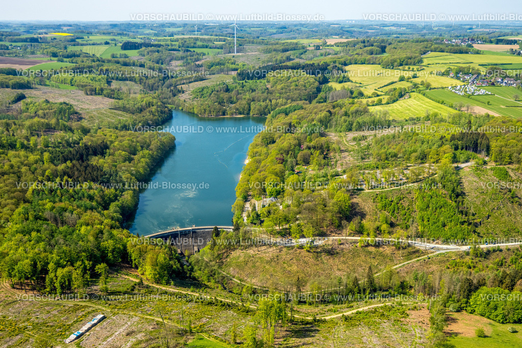 Breckerfeld240504689 | Luftbild, Glörtalsperre mit Staumauer und Baustelle im Waldgebiet Landwehr, AVU Windräder im Hintergrund, Loh, Breckerfeld, Ruhrgebiet, Nordrhein-Westfalen, Deutschland