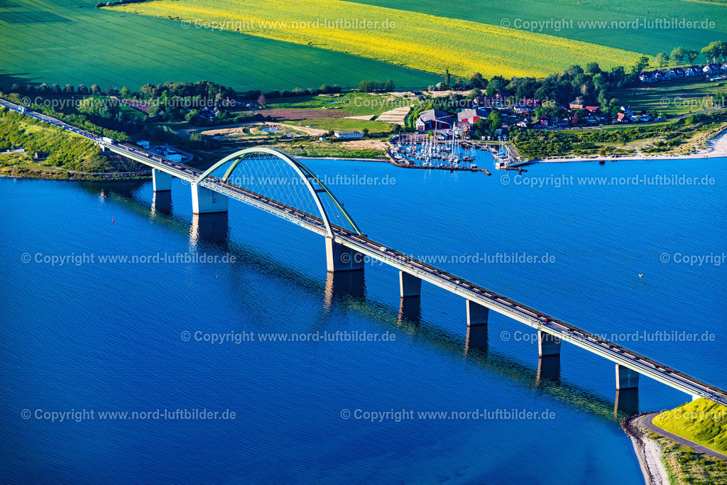 Fehmarn_Fehmarnbeltbrücke_ELS_0560030622 | FEHMARN 03.06.2022 Blick auf die kombinierte Straßen- und Eisebahnbrücke Fehmarnsundbrücke, der Fehmarnsundquerung zwischen Fehmarn und dem Festland bei Großenbrode in Schleswig-Holstein. Weiterführende Informationen bei: Tourismus-Service Fehmarn. // Fehmarn Sund bridge between Fehmarn and the mainland at Grossenbrode in Schleswig-Holstein. Further information at: Tourismus-Service Fehmarn. Foto: Martin Elsen