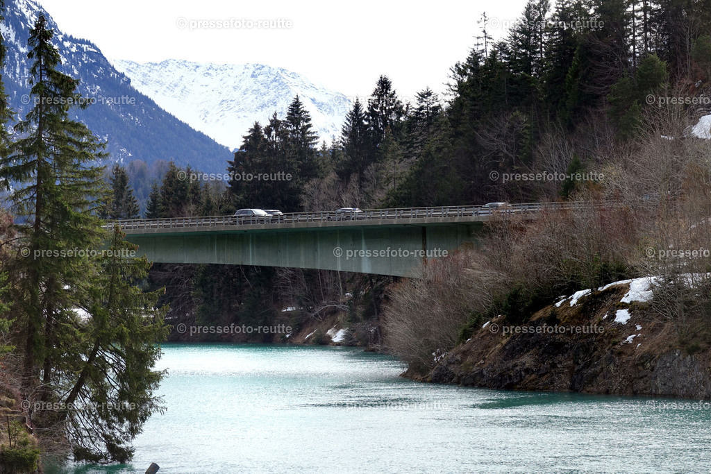 welltvi-Lechfluss-Bruecke-Kniepass-09032019-DSC07119 | Info aus dem Bezirk Reutte/Ausserfern Tirol sowie eine umfangreiche Bilddatenbank über die gesamte Region: Lechtal, Talkessel Reutte, Tannheimertal, Zwischentoren. Lech, Plansee, Zugspitze, Grenztunnel, B179, Fernpassstraße, Verkehr, Lawinen, Tradition, - Realisiert mit Pictrs.com