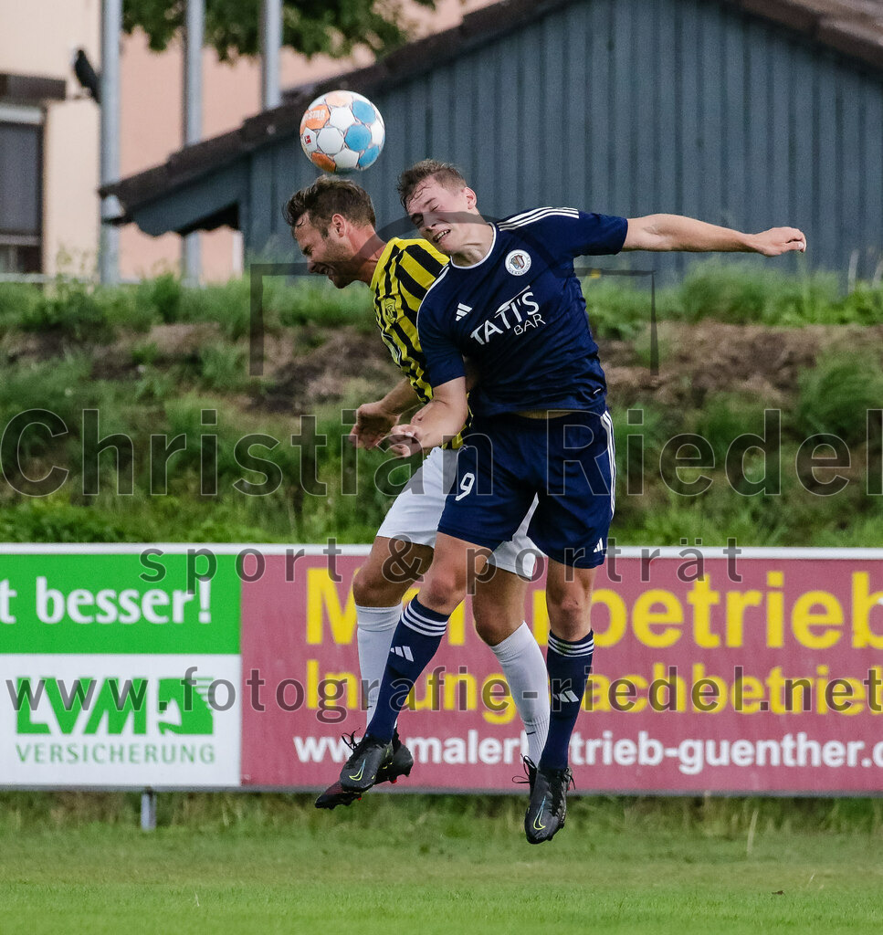 2023-07-29_040_FC_Moosinning_gegen_TuS_Raubling | Moosinning, Deutschland, 29.07.2023:
Fußball, Bezirksliga Oberbayern Ost 2023 / 2024, 1. Spieltag, FC Moosinning gegen TuS Raubling, Endergebnis: 0:7

Thomas Auerweck (FC Moosinning, #19), Karl Schnurr (TuS Raubling, #9)

Foto: Christian Riedel / fotografie-riedel.net