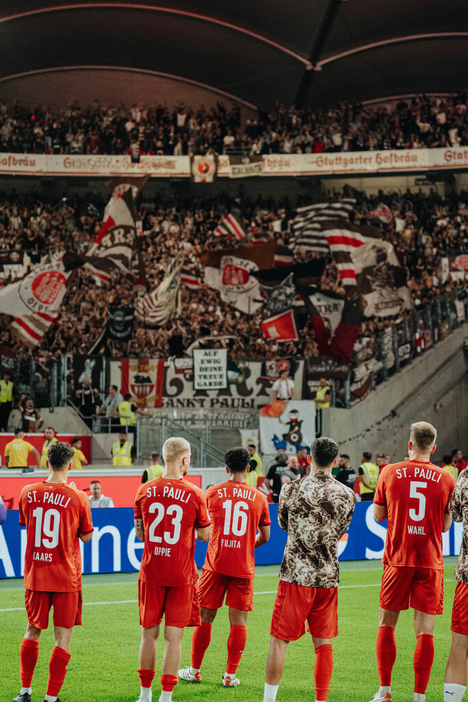 FCS06367 | Der offizielle Shop für FC St. Pauli Fotos. Wähle aus Spielszenen & Fanmomenten dein FCSP Wunschformat. Wir liefern Millerntor-Atmosphäre.