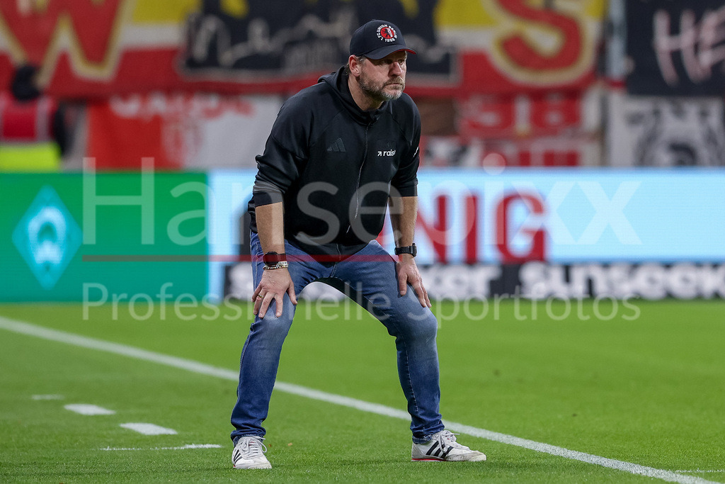 Fussball, Bundesliga, SV Werder Bremen - 1. FC Union Berlin | Steffen Baumgart (Trainer, 1. FC Union Berlin) verfolgt das Spiel, Freisteller, Einzelbild, Ganzkörper, Aktion, Action, Spielszene, DIE DFL-RICHTLINIEN UNTERSAGEN JEGLICHE NUTZUNG VON FOTOS ALS SEQUENZBILDER UND/ODER VIDEOÄHNLICHE FOTOSTRECKEN. DFL REGULATIONS PROHIBIT ANY USE OF PHOTOGRAPHS AS IMAGE SEQUENCES AND/OR QUASI-VIDEO.