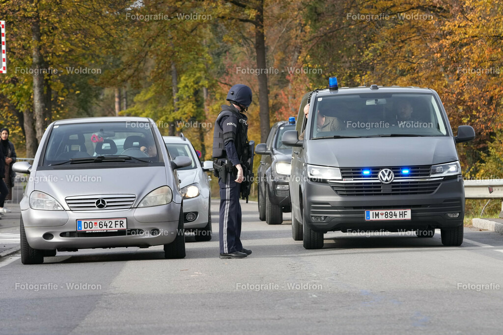 20221111 Amoklauf in Mittelschule Haselstauden | DORNBIRN, OESTERREICH - 11. NOVEMBER: Polizeieinsatz waehrend des Amoklaufs in der Mittelschule Haselstauden in Mittelschule Haselstauden on November 11, 2022 in Dornbirn, Austria.