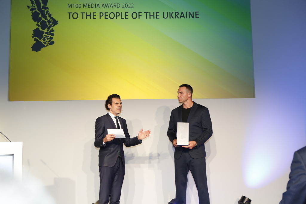 M100 Media Award: „Preis der europäischen Presse“ in Potsdam für das Ukrainische Volk verliehen. | Mit dem M100 Media Award, der sich als „Preis der europäischen Presse“ versteht, wird in diesem 
Jahr das Ukrainische Volk ausgezeichnet. Die Auszeichnung nimmt stellvertretend Wladimir 
Klitschko in der Orangerie im Park Sanssouci entgegen. Das Bild zeigt Wladimir Klitschko.