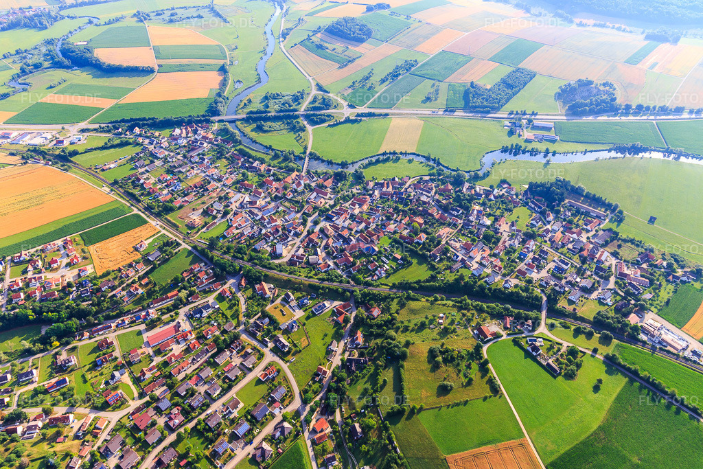 Luftbild: Ortsmitte zwischen Banh und Wörnitz im Ortsteil Ebermergen in Harburg im Bundesland Bayern in Deutschland. Foto: IMG_101661.jpg vom 08.07.2017 durch Werner Riehm/FLY-FOTO.de