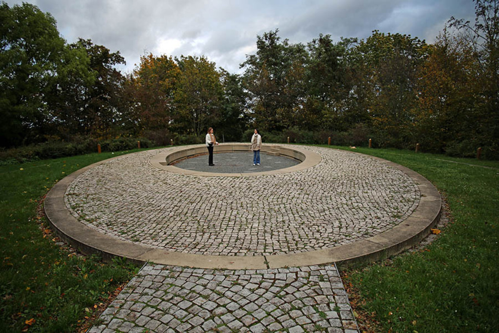 Foto: Leipzig - Etzoldsche Sandgrube - Park und Gedenkort | Das Team hinter BILDLEXIKON LEIPZIG bündelt historische wie aktuelle Informationen über die Stadt Leipzig in Text und Bild auf einer Plattform und stellt diese der interessierten Öffentlichkeit zur Verfügung.