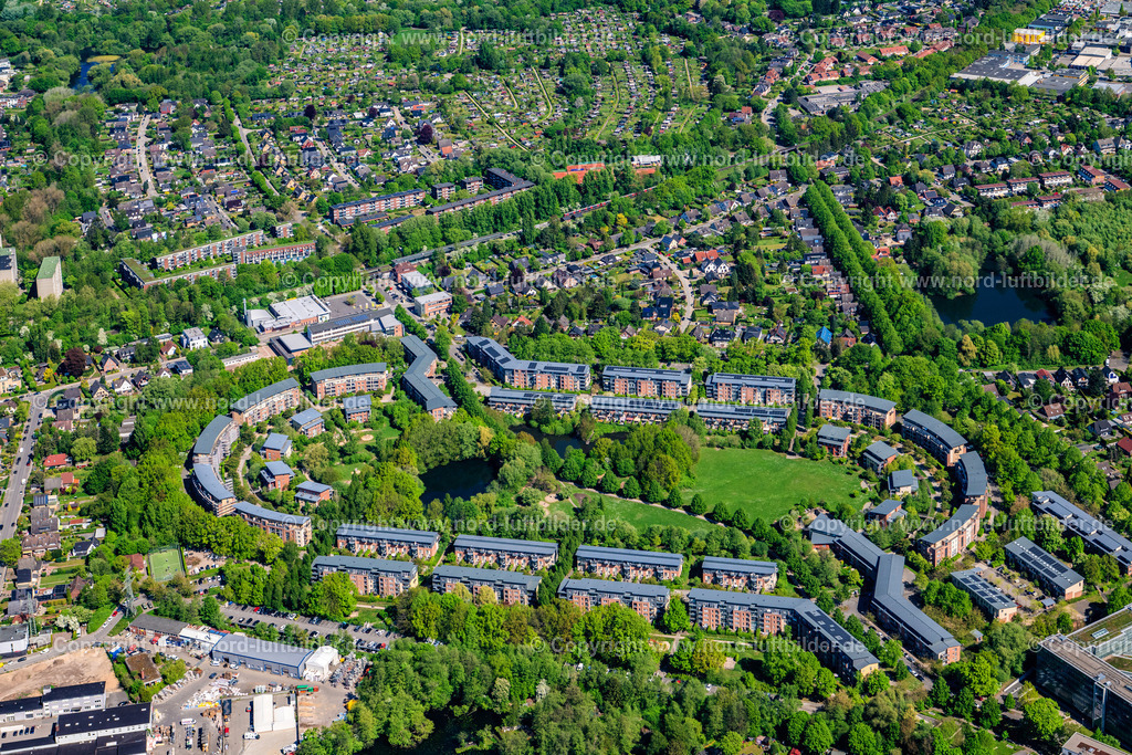Hamburg_Farmsen_Wohnanlage_Trabrennbahn_Farmsen_Max_Herz_Ring_ELS_3888010525 | HAMBURG 01.05.2025 Blick auf den Wohnpark im Grünen auf dem Gelände der ehemaligen Trabrennbahn Farmsen am Max-Herz-Ring im Stadtteil Farmsen-Berne in Hamburg. // View of the residential area Wohnpark im Gruenen at the area of the former harness racing track Farmsen at Max-Herz-Ring in the district Farmsen-Berne in Hamburg. Foto: Martin Elsen