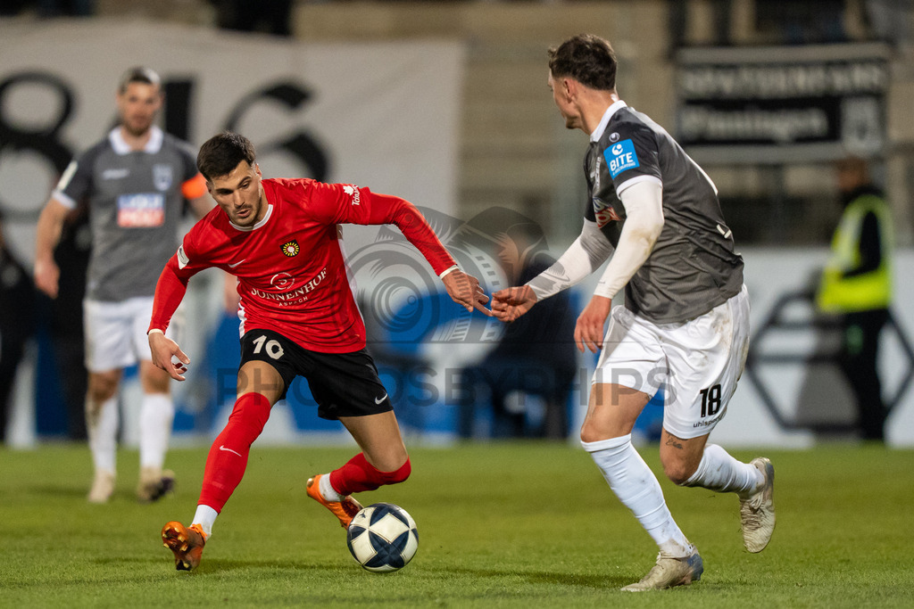 SG Sonnenhof Grossaspach vs. SSV Ulm 1846 Fussball, Fussball, WFV-Pokal, Viertelfinale, 01.04.2026 | Luca Bazzoli (SSV Ulm 1846 Fussball, #18) im Zweikampf mit Mert Tasdelen (SG Sonnenhof Grossaspach, #10),SG Sonnenhof Grossaspach vs. SSV Ulm 1846 Fussball, Fussball, WFV-Pokal, Viertelfinale, 01.04.2026