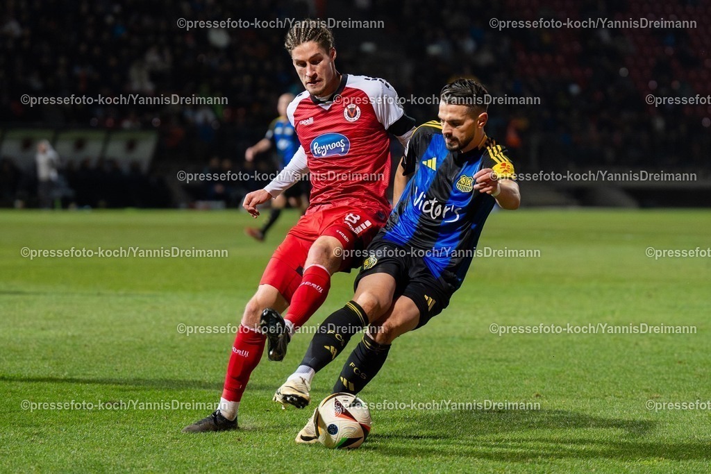 xYDR2802250101034 | 28.02.2025, xydrx, Fußball, Viktoria Köln - 1.FC Saarbrücken, 3.Liga, Sportpark Höhenberg, Saison 2024 2025: Donny Bogicevic (Viktoria Köln #8) im Zweikampf mit Kasim Rabihic (1.FC Saarbrücken #10). DFB regulations prohibit any use of photographs as image sequences and or quasi-video.