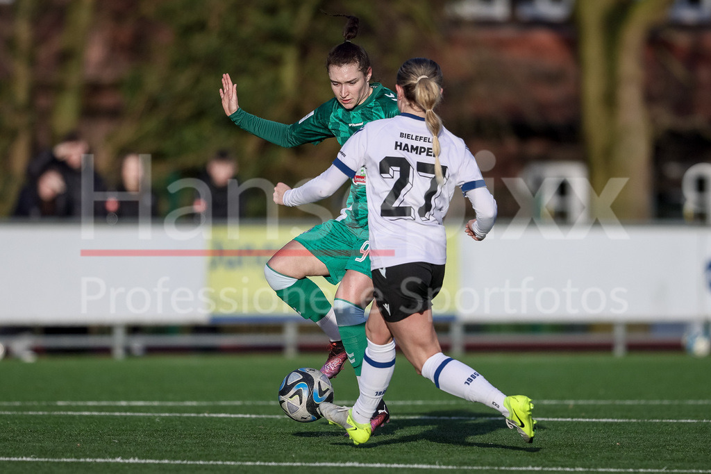 Fussball, Testspiel Frauen, DSC Arminia Bielefeld - SV Werder Bremen | v.li.: Sophie Weidauer (SV Werder Bremen, 9) und Jocelyn Hampel (Arminia Bielefeld, 27) im Zweikampf, Duell, Dynamik, Aktion, Action, Spielszene