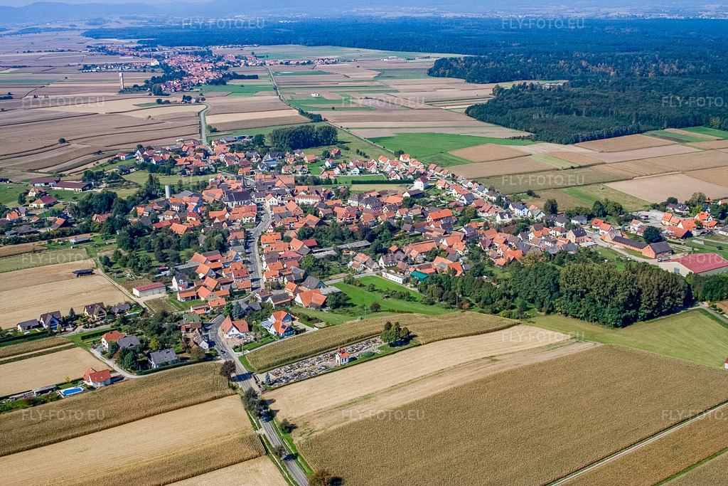 Vue aérienne: Vue d'ensemble du village depuis l'est à Salmbach dans le département Bas Rhin, France – .Photo: IMG_13572.jpg prise le 28/09/2008 par Werner Riehm/FLY-FOTO.eu – Résolution de l'original: 3456 x 2304 px