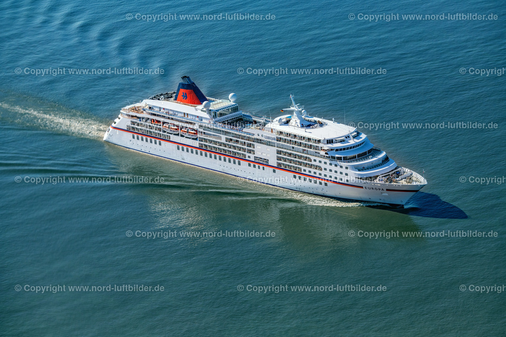 Ms_Europa_Kreuzfahrtschiff_Hapag_Lloyd_ELS_7101130822 | KOLLMAR 13.08.2022 Kreuzfahrt- Passagier- und Fahrgast- Schiff " MS Europa Hapag Lloyd " in Kollmar im Bundesland Schleswig-Holstein, Deutschland. // Cruise and passenger ship " MS Europa Hapag Lloyd " in Kollmar in the state Schleswig-Holstein, Germany. Foto: Martin Elsen