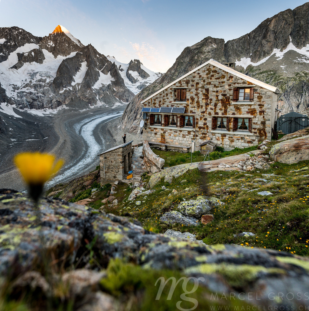 oberaletsch Mountain hut with Oberaletsch Glacier in the swiss alps | Die ideale Geschenkidee für Naturliebhaber. Naturbilder von Marcel Gross Photography für ihr Zuhause in den verschiedensten Formaten und Materialien. - Realisiert mit Pictrs.com