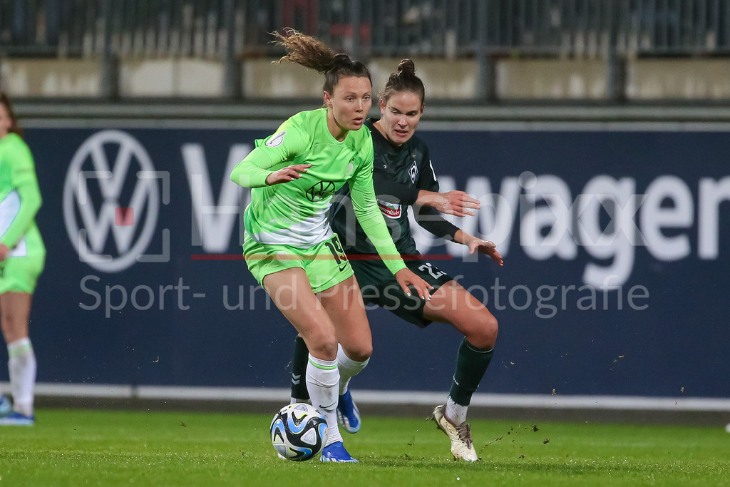Fussball, DFB-Pokal Frauen, VfL Wolfsburg - SV Werder Bremen | v.li.: Fenna Kalma (VfL Wolfsburg, 19) und Hanna Nemeth (SV Werder Bremen, 23) im Zweikampf, Duell, Dynamik, Aktion, Action, Spielszene, DIE DFB-RICHTLINIEN UNTERSAGEN JEGLICHE NUTZUNG VON FOTOS ALS SEQUENZBILDER UND/ODER VIDEOÄHNLICHE FOTOSTRECKEN. DFB REGULATIONS PROHIBIT ANY USE OF PHOTOGRAPHS AS IMAGE SEQUENCES AND/OR QUASI-VIDEO.