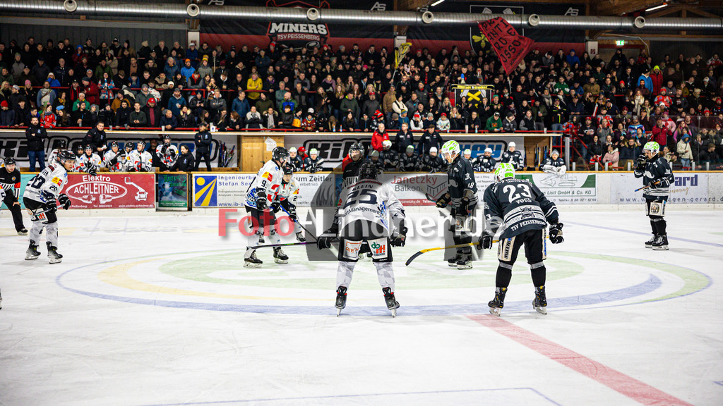 TSV Peißenberg MINERS gegen HC Landsberg RIVERKINGS | Eishockey Bayernliga Herren Vorrunde 2024/25, TSV Peißenberg MINERS gegen HC Landsberg RIVERKINGS, 20241108,Volles Stadion, Zuschauer,2024-11-08 in Peißenberg (Eisstadion Peißenberg)Copyright: WolfgangxLindner