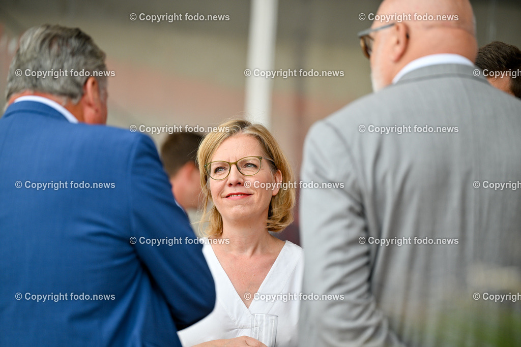 Festakt_ OeBB Gleisausbau_ Baustart_ 01.07.2024-40 | 01.07.2024, Hoersching, AUT, Festakt OeBB-anlaesslich des 4-gleisigen Ausbau des Abschnitt Linz - Marchtrenk, im Bild BMin Leonore Gewessler (Die Gruenen, Klimaschutz, Umwelt, Energie, Mobilitaet, Innovation und Technologie)