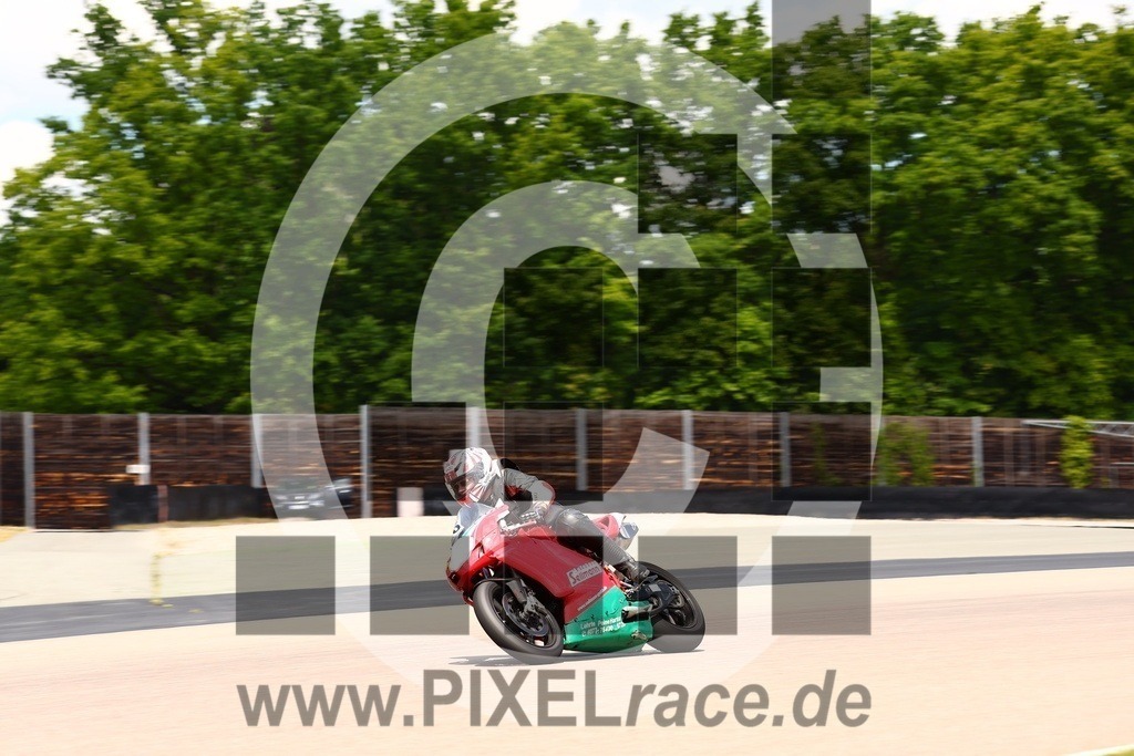 0020-20250526_02813 | Schöne Erinnerungen an spannende Momente - das festzuhalten ist unser Job. PIXELrace.de ist seit 2003 auf den Rennstrecken Europas unterwegs um die Action draußen beim Fahren und die wunderbare Stimmung imm Fahrerlager für euch einzufangen.