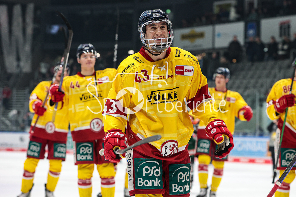 Augsburger Panther - Duesseldorfer EG | Luca ZITTERBART (DEG #43) feiert mit seinen Teamkollegen den Sieg in Augsburg mit den Fans