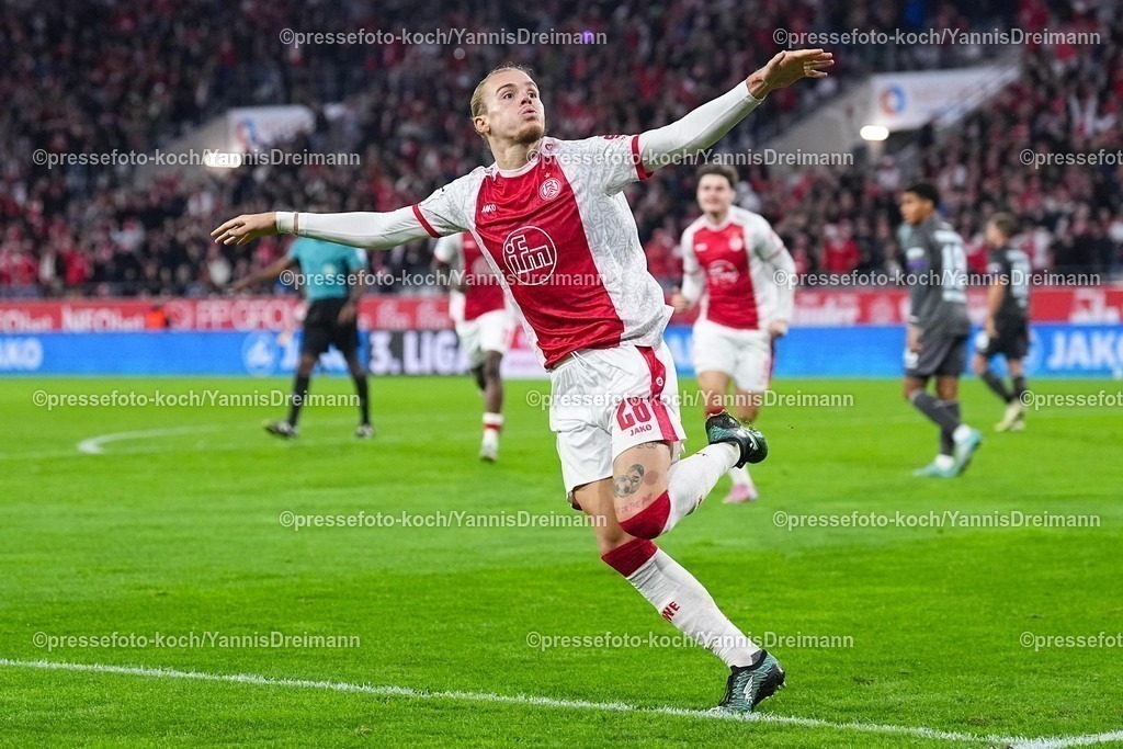 xydrx17092501161 | 17.09.2025, xydrx, Fußball, 3.Liga, Rot-Weiss Essen - VFL Osnabrück, Saison 2025 2026, Stadion an der Hafenstraße:  Torjubel nach dem Tor zum 1:1 für Rot-Weiss Essen durch Torschütze Tom Moustier (Rot-Weiss Essen #28)  DFB regulations prohibit any use of photographs as image sequences and or quasi-video.