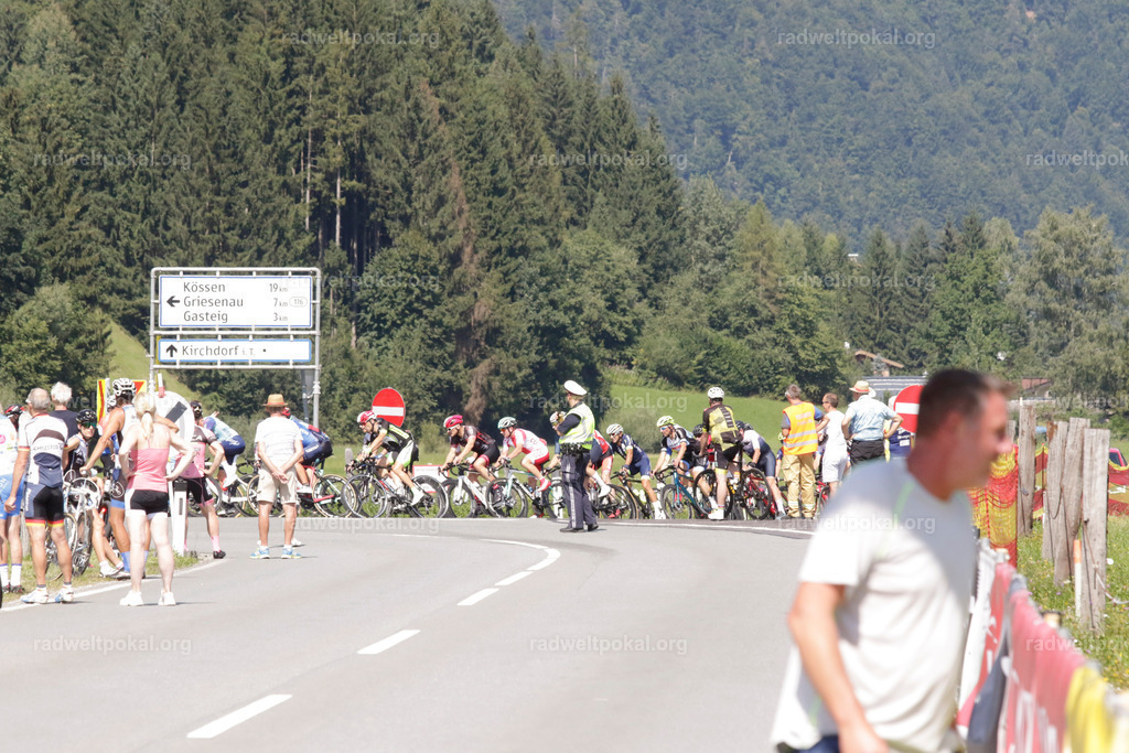 818_20230817_Bewerb_Maenner_Muehlanger | AUT - OESTERREICH, 2023-08-16: SPORT RENNRAD-FAHREN - 55. INTERNATIONALER RADWELTPOKAL IN ST. JOHANN IN TIROL  - Vintage-Radrennen mit WM-Bronze-Medaillen-Siegerin Christina Schweinberger, den Teilnehmer und Alexander Baumann (vom Orginastions-Team) - TAG 2 BEWERB MAENNER IN SECHS GRUPPEN  ; Foto: Roland Muehlanger