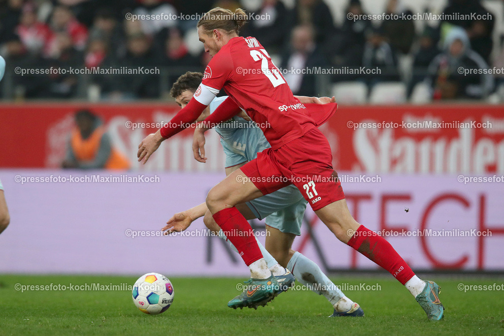 RWE06012401044 | 06.01.2024, Essen, Fußball, Herren, Stadion an der Hafenstraße, Testspiel, Rot-Weiss Essen – 1. FC Köln:  Vinko Sapina (Rot-Weiss Essen) gegen Luca Waldschmidt (1.FC Köln). 
DFB regulations prohibit any use of photographs as image sequences and or quasi-video.