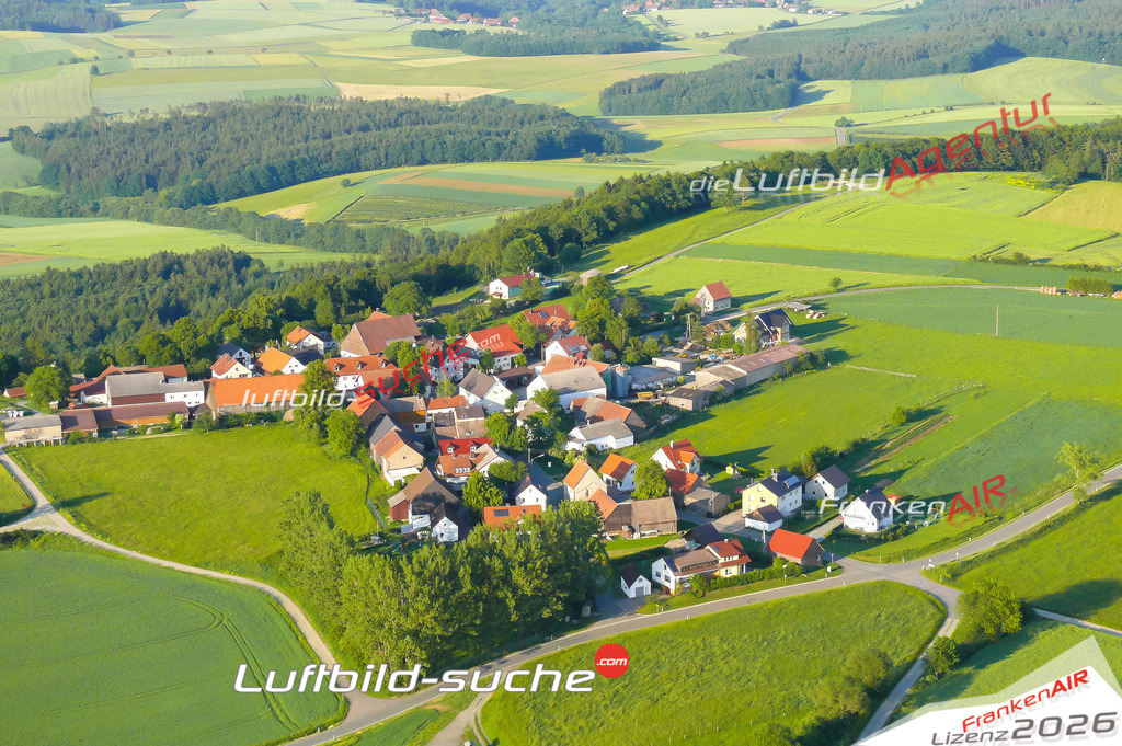 Die Luftaufnahme Zultenberg - Kasendorf wurde vom UL-Flugzeug (keine Drohne) aus fotografiert.Hohe Druck- Auflösung-die Geschenkidee!